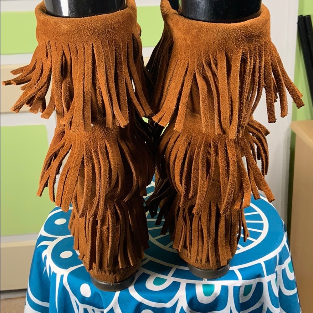 Minnetonka Moccasins 3 Row Fringe Boots Size 7 - image 4